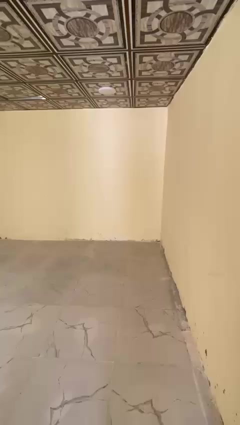 السلام عليكم بيت للبيع 50 متر غرفة وصالة ومطبخ وطرمه وصحيات.
السعر 25 
مكتب حازم البديري 
***********
