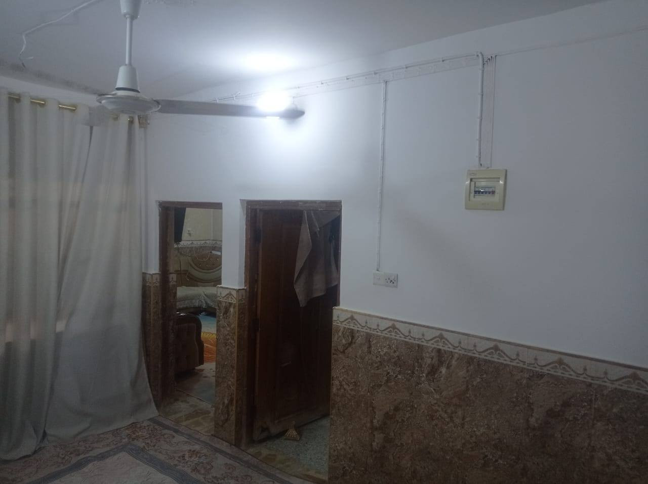 سلام عليكم بيت للبيع 100متر مربعه حي العسكري يم ابو غنيمه خلف شارع الصب
غرفه وصاله مطبخ صحيات مكشوفه صطح  البيت نضيف كلش جاهز  السعر80وبي شويه مجال ***********بسمي البيت
