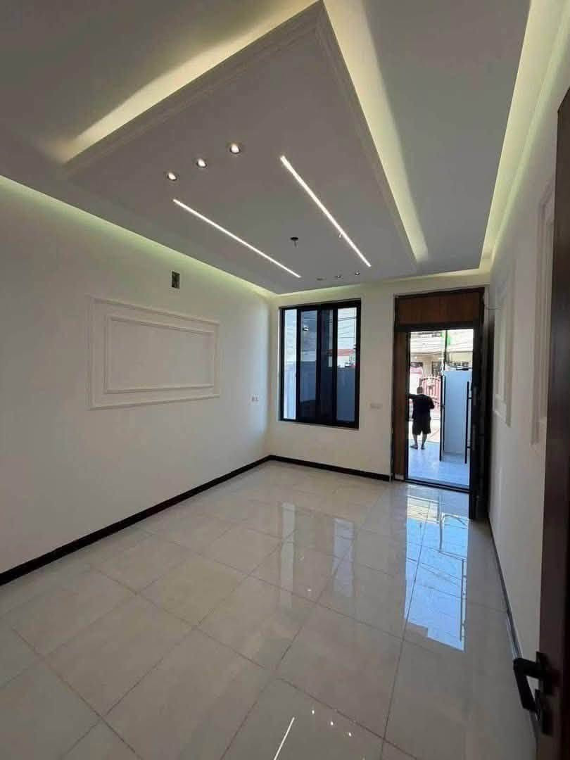 يعلن مكتب حمورابي للعقار 🏠
للبيع ‏ثلاث دور مساحةالواحد 100 متر 
الواجهه 4 متر النزال 25 متر 
مربع الضباط الشهداء بناء حديث غير مسكون 
يحتوي كل دار على ‏صالة مطبخ من حمام 
‏وغرفة نوم في الطابق الأرضي 
‏الطابق الثاني غرفتين نوم + حمام

السعر مناسب جداً 
للاستفسار الاتصال *********** يوجد واتساب 📞 
يوجد لدينا عروض في جميع مناطق حي الجهاد
