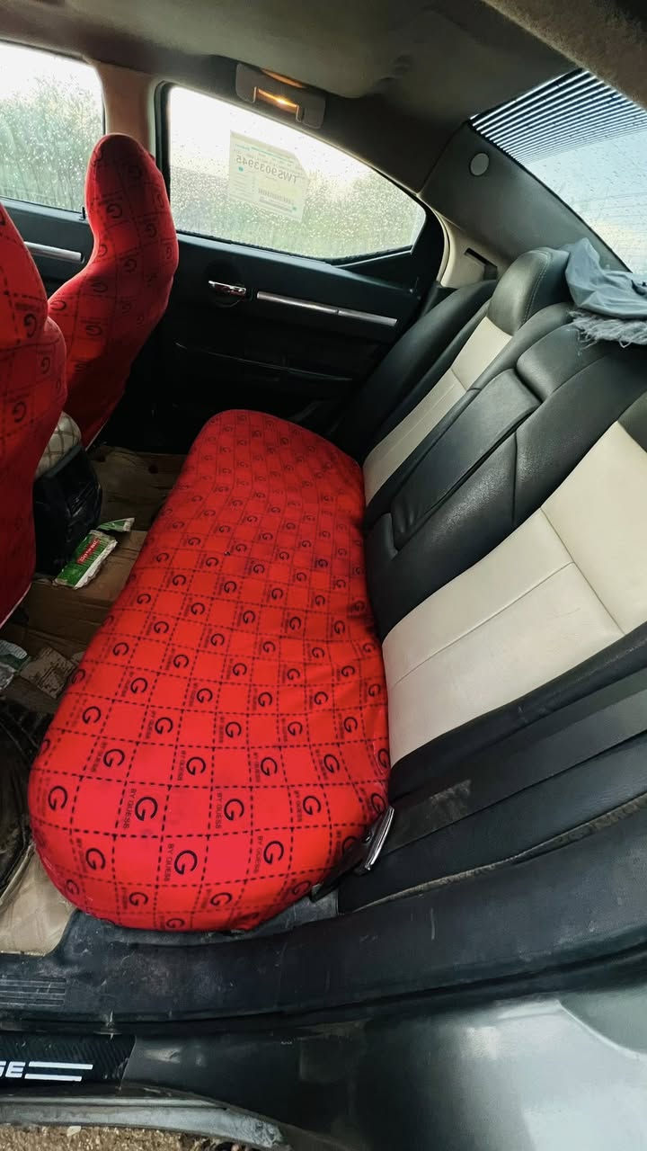 جارجر للبيع موديل١٠ مصبوغه حزام كير مكينه مكفولات فتحه بالقماره محرك٣٥٠٠ امريكيه بيها تبديل باب فقط ٩٥وبيها مجال مكان ديوانيه ***********
