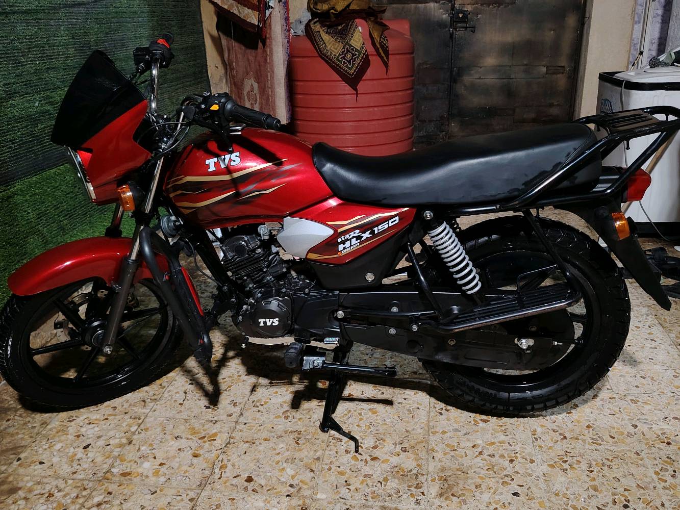 السلام عليكم شباب دراجه tvs كلاسك موديل 2023 طالعه ب 2025 بشهر الخامس الدراجه نظيفه بحاله الوكاله صارله 5 أشهر بالشارع الدراجه حيل نظيفه أكثر من ما تتوقع مهتم بيه حيل غسل يوميه تبديل دهن كل ١٠ ايام دهن لكوموني الدراجه رقم و سنويه بصره لوحات بالبيت ما شادهن بأسمي تحويل ثاني يوم. سعر الدراجه ملونين و سبعميه 2700 الدراجه لأن احتاجيت راح ابيعه لحد يكسر بسعره يرحم والديكم ***********