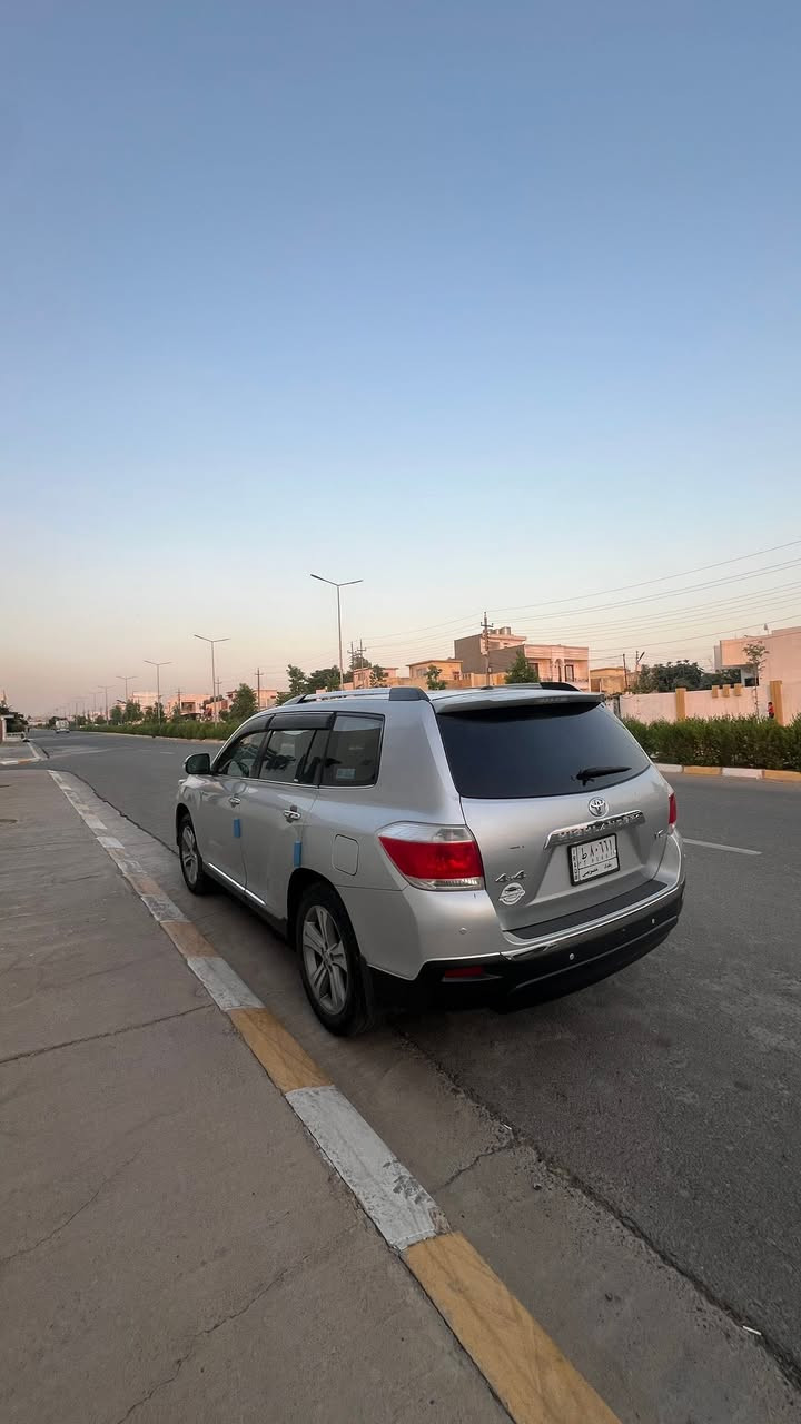 هايلندر ٢٠١١
فول ليمتد نضيفه حيل 
مشروع وطني 
قطعتين صبغ بدون دواخل 
***********
اتصل وتدلل
