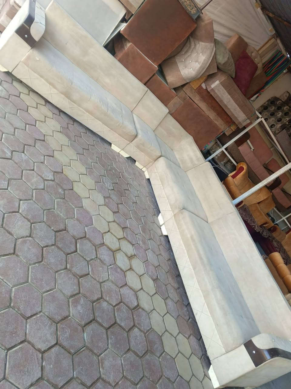 ديوان تركي عشر مقاعد مستعمل نضيف السعر 225 ألف العنوان العزيزيه منطقة باب الحاره  ***********
*********** يوجد واتساب وماسنجر وتوصيل بل الاجره الصويرة, واسط
