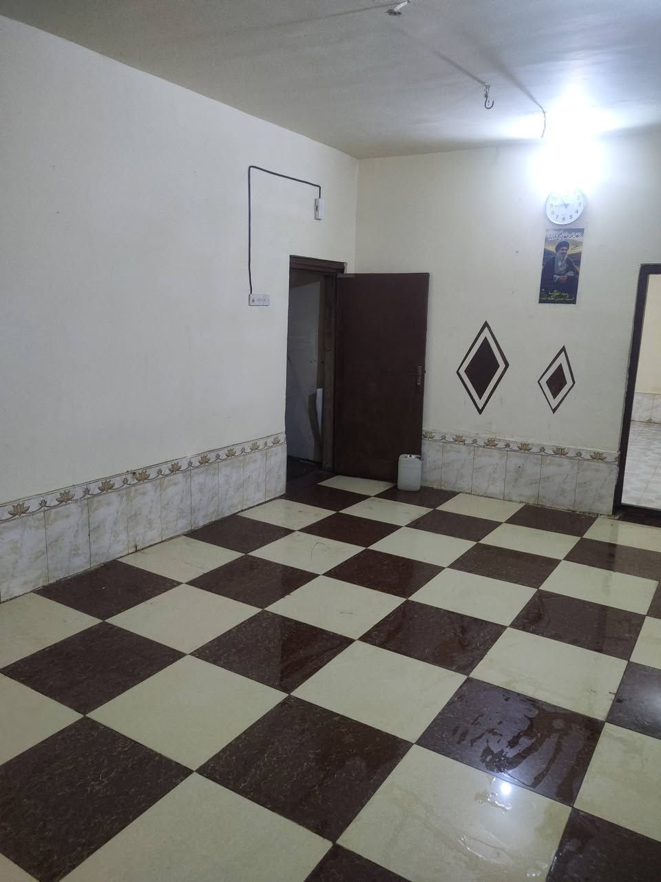 سلام عليكم
شقه للايجار 
تتكون من غرفتين ومطبخ مع جميع ملحقاته 
من كيزر وتانكي وماطور ومولد 
* غرفه 6*4
*غرفه 5*4
*مطبخ 6*4
العنوان/ناصريه / حي الشهداء شارع الخدمي قرب صيدليه البسمله 
الاستفسار/***********
