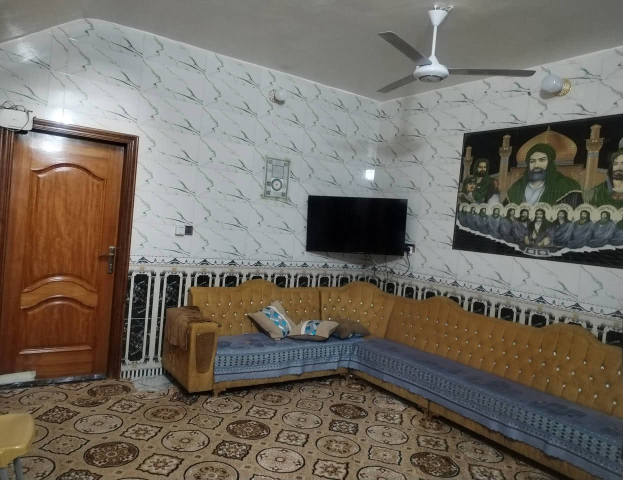 بيت للبيع مساحه ١٢٥متر قطعه ومقاطعه  يحتوي على غرف عدد ٢ صاله استقبال ومطبخ ومنور وصحيات داخليه وخارجيه العنوان شارع الإمام سيد محمد (ع) حي الإمام قرب مقر فوج الاتحاديه شارع التانكي الاستفسار الاتصال على الرقم الثاني *********** _***********
