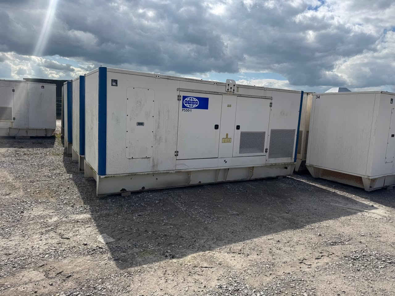 بيركنز حجم 2500 FG
550 kva 
وارد بيرطاني 
ساعات العمل 250 ساعة 
المولد شرط الفحص والحمل 
يوجد كافة انواع واحجام المولدات 
يوجد توصيل كافة المحافظات 
للستفسار التواصل ع الارقام 
***********
***********

