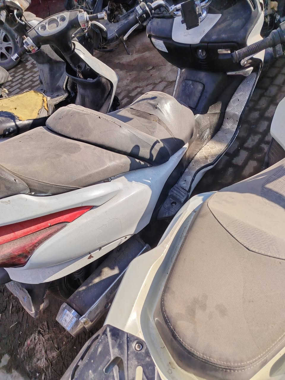 السلام عليكم شباب عندي دراجه صفر 8 مكفوله كفاله عامه بس بيها ملاحضات بل كفرات وكلشي بيها شغال دراجه عميه نقصها تاير ويل خلفي الي يريد يتواصل وياي ***********
