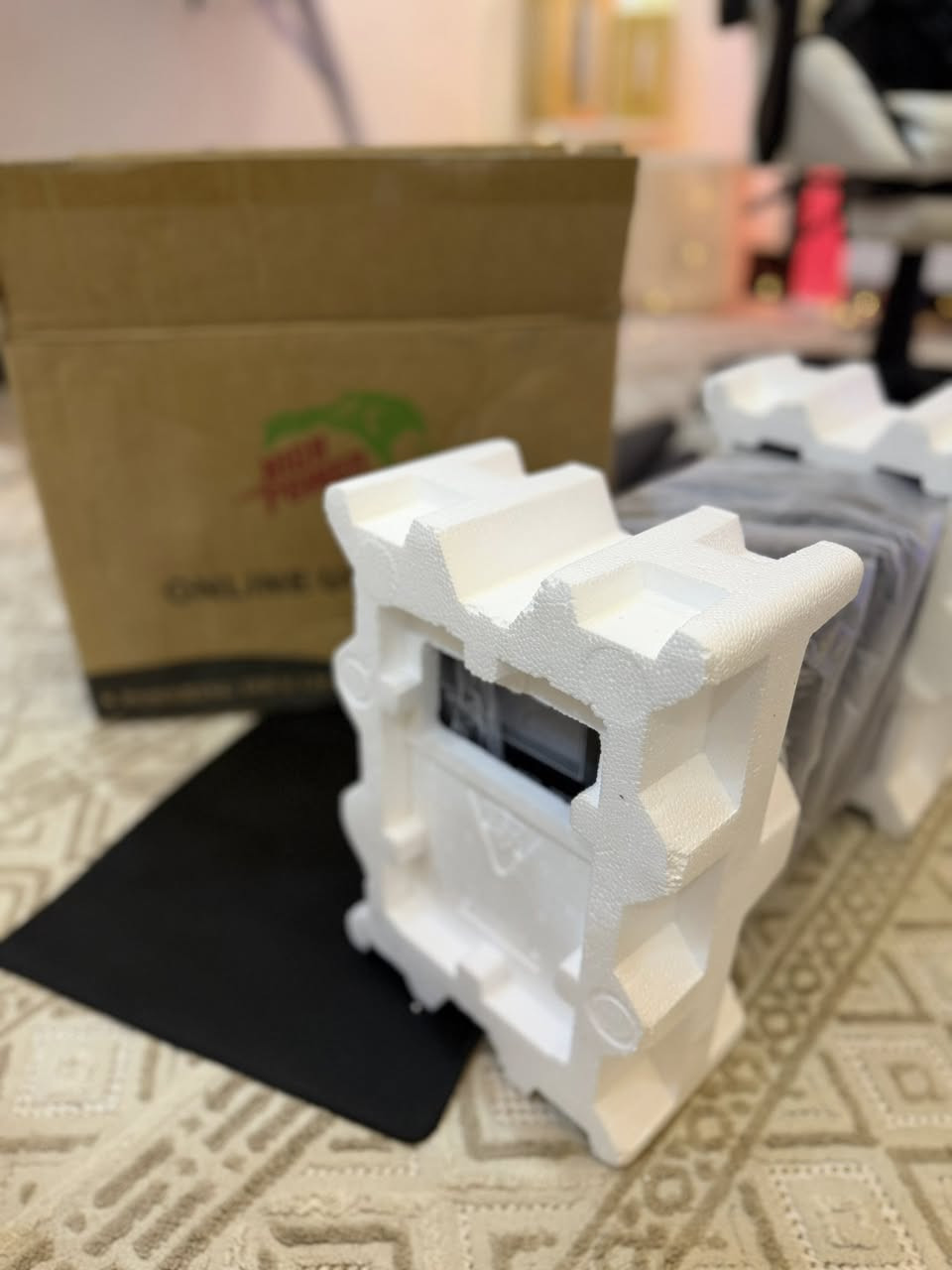 سلام عليكم
غراض تجميعه باقيه عندي للبيع 
وكلهن موجوده كراتينهن واستعمال قليل جداً

اليو بي اس اونلاين 1kv من شركة high power بكارتونته استخدام شهر 
سعره 175 الف

كرسي كيمنك سعره 65 الف بيه مسند رجلين 

طاولة كيمنك 60 في 120 بيه اضائة وريمونت واكثر من لون  ووضعية اضائة سعره 70 الف

اضائة شاشة تنطي جماليه واضائة للسيت اب  بيه 3 درجات من الابيض 
وتكدر تتحكم بدرجة الاضائة وبيه مستشعر للصوت سعره ب50 الف 

كيبورد ابيض من شركة stinger بلو سويتش واير حجمه صغير
ب25 الف

كيبورد اسود من شركة xinmeng 
ريد سويتش حجم كبير وايرليس + واير 
سعره 40 الف

راوتر نوع زين فاي
ب15 الف

ماوس باد 2 سعرهن 
5 الالف

ماوس اسود بدون كارتون 
سعره 8 الالف

المكان النجف الاشرف 
***********
