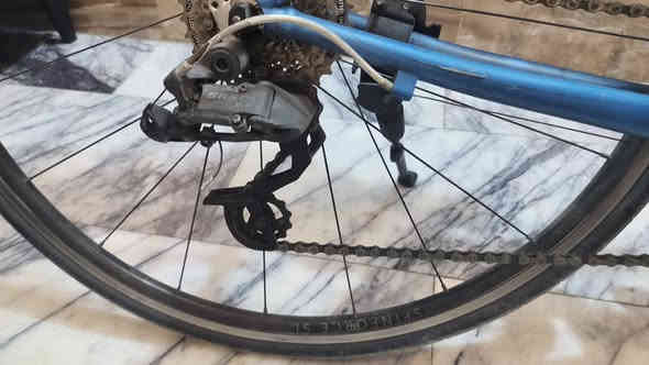 بايسكل ماركه جاينت الالمانيه GIANT البايسكل كامل ألمنيوم بلادي بالكامل خفيف جدا ونضيف بالكامل السستم أو النظام شيمانو سرام 8x3 ثمانيه نمر خلفيه وثلاثة نمر اماميه مكاني بغداد الحريه السعر 180.. يجي وياه جوابه عدد اثنين وتايرات عدد ثنين بلاديه وسيبايه...
