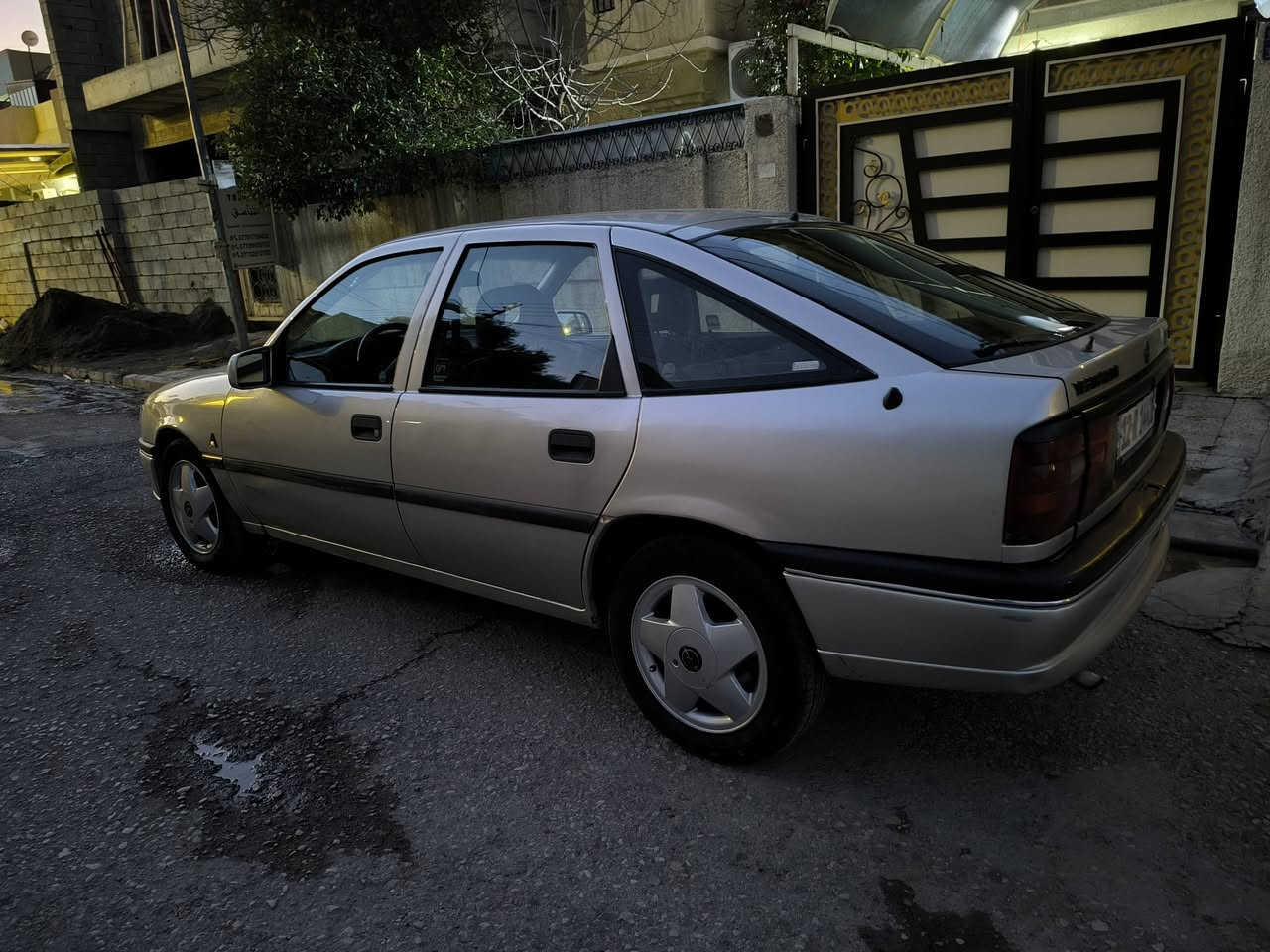 أوبل فيكترا موديل 1994
رقم نينوى الدولي مسطره شرط التحويل 
حجم 20شرط 
مطوزه حزام جماليه 
طخم ويل كب نجمه أصلي 
منضومه بريك4دسك
مضلات كهرب 
جامات أماميه كهرب 
كابون ورقي متوقف 
عنواني الموصل 
رقم الهاتف***********
***********
السعر42$
وبيها مجال للشراي فقط
