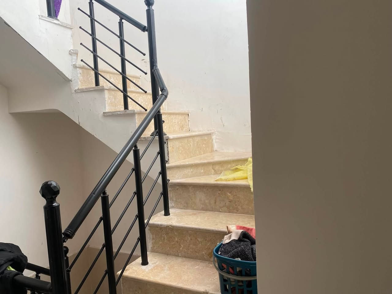 سلام عليكم
بيت با الصابيات
١٢٥م
مقابيل خدمات وشارع عشرين
البيت طابقين
بناء جديد 
يحتوي على ستقبال مفتوح على الحولي
مطبخ حار بارد
حمامات توليت٣
الطابق الثاني 
غرفتين حولي 
بيتونه سطحين
الاستفسار ***********
بي واتساب
