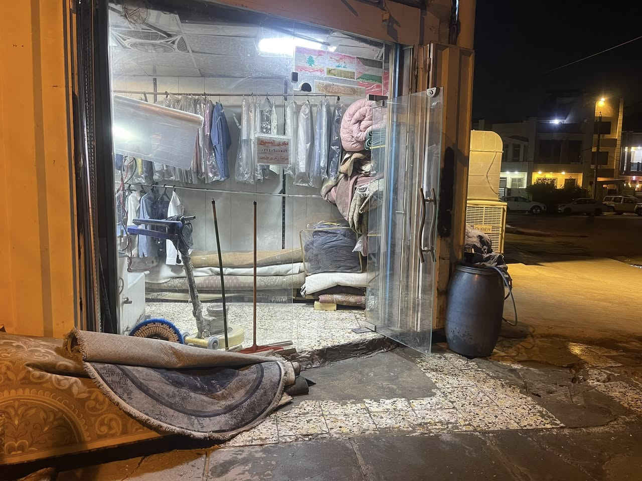 السلام عليكم رمضان كريم عليكم مكوى للبيع كامل وشغال شرط الشغل حركه خير من الله بيه معاميل هواي ما بي اي نقص كبل توكل على الله واسترزق بي 
مكينه نورفه تركي 
جلايه باله مع فرجه 
غسالات صغيره وكبيره 
ستانات زوالي 
سبّلت ثنين طن 
كامل مكمل من كل النواحي 
وباقي تفاصيل اتصل وتدلل*********** غير متواجد عل الفيس 
العنوان بغداد. بغداد الجديده للعلم مكان المحل والمساحه الكدامه خير من الله
