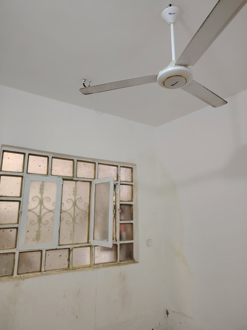 بيت ٥٠م طابق واحد كونكريت مسلح بناء بلوك طابو زراعي سند ٢٥ إقرار محكمه من المالك مباشرة خدمات مجاري حي الأمين شارع الحر خلف مول المائده يبعد ١٥٠م عن شارع تجاري وخط باب الحسين كوسترات سعر ٤٢مليون  للاستفسار مكتب الأوس للعقار ابو سجاد*********** ابو وائل *********** تفاوض مع صاحب البيت مباشر
