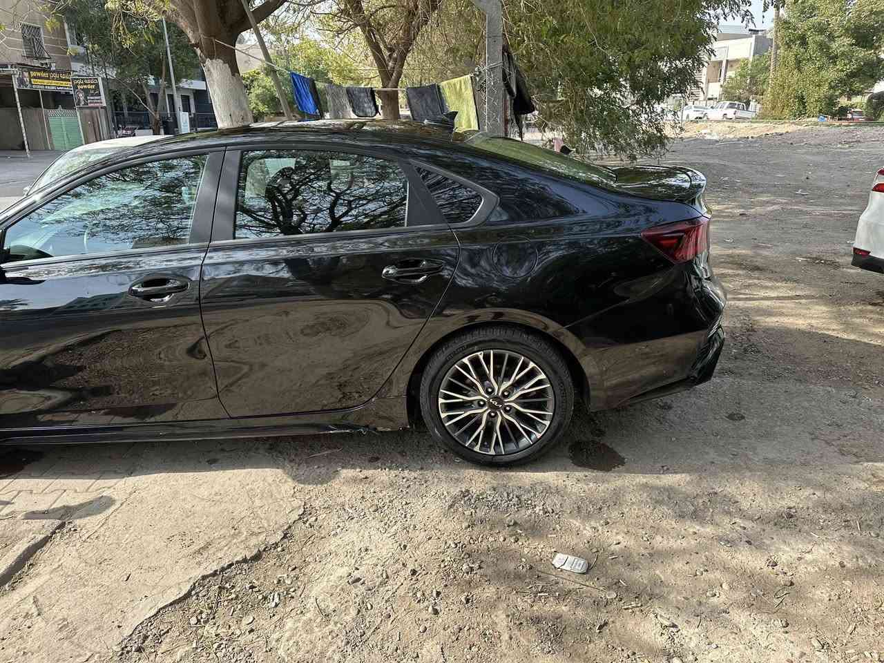 فورتي موديل 2023 جيتي لاين ماشية 70000 كيلو
فول مواصفات 

فتحة سقف قطعتين تبريد رادرات كاميرا 3 انظمة قيادة تشغيل عن بعد سستم هارمن كاردن نظام توقف ذاتي سايد بريك بصمة اوتو هولد مكينة 2000 دوش تخم تايرات جديد وبقية المواصفات معروفة ضررها جاملغات الامامية بيهن صبغ وجزء كلش بسيط من البنيد تعديل عل بارد مثل ما هوه موضح بالصور بدون ايرباكات مكانها بغداد اليرموك ***********
السعر 15700 وبيها مجال
