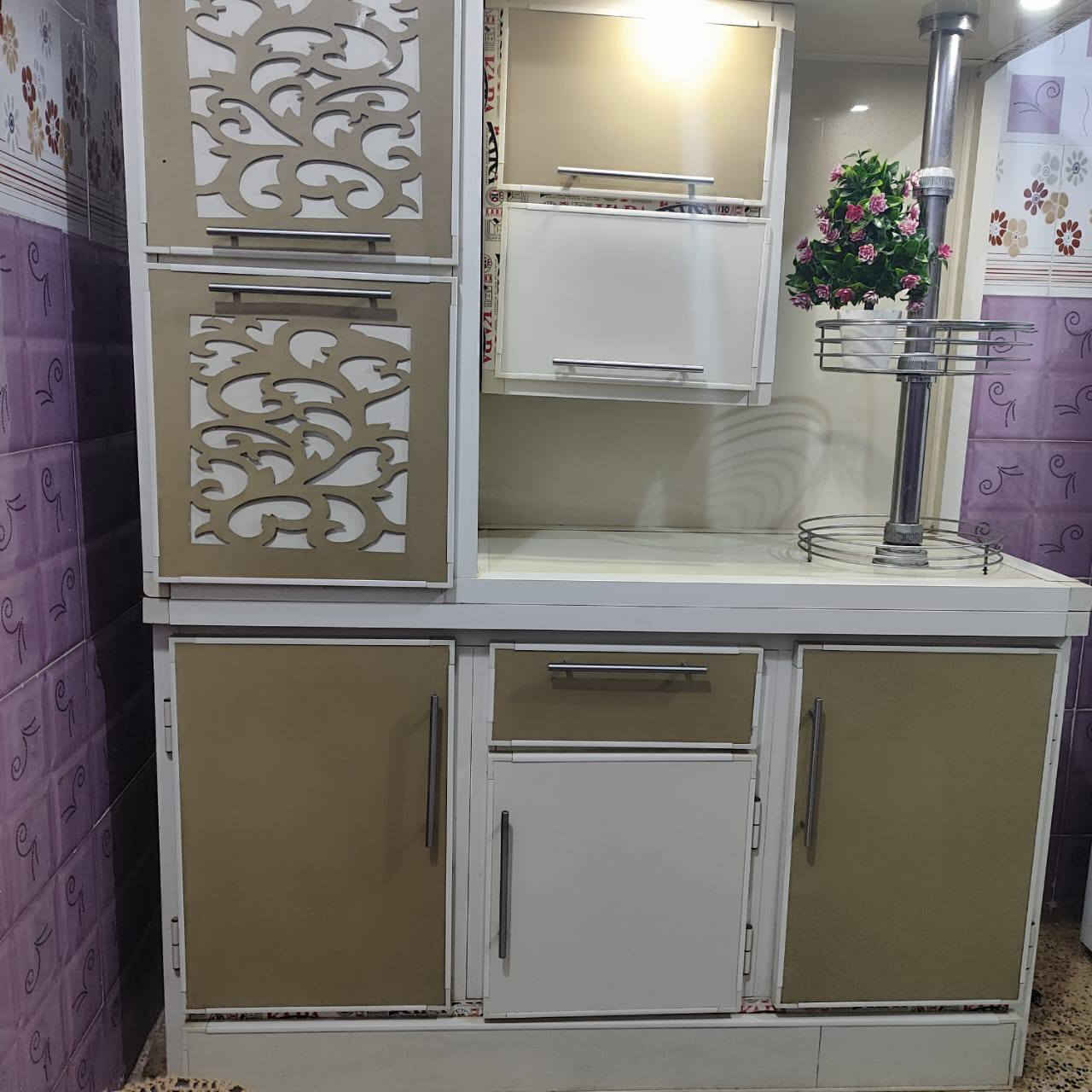 كاونتر مستعمل نظيف للبيع مااعرف قياسه هذا الحجم واضح مال عائله صغيره طابقين مع قطعه ثالثه سنك بيه اضائه السعر ٣٠٠ مع المجال
المكان شارع المجمعات 
***********
بيه واتس
