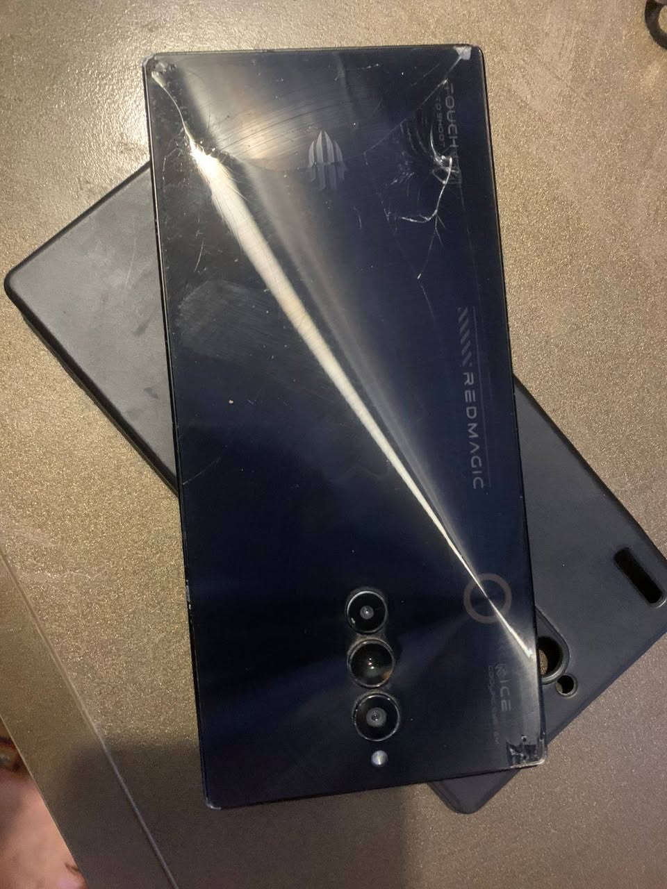 REDMAGIC 8S Proريد ماجك
ذكرته 256 جهاز فول 120 فريم ببجي فقط ضهر مفطور 
425 بيه مجال بسيط ***********
