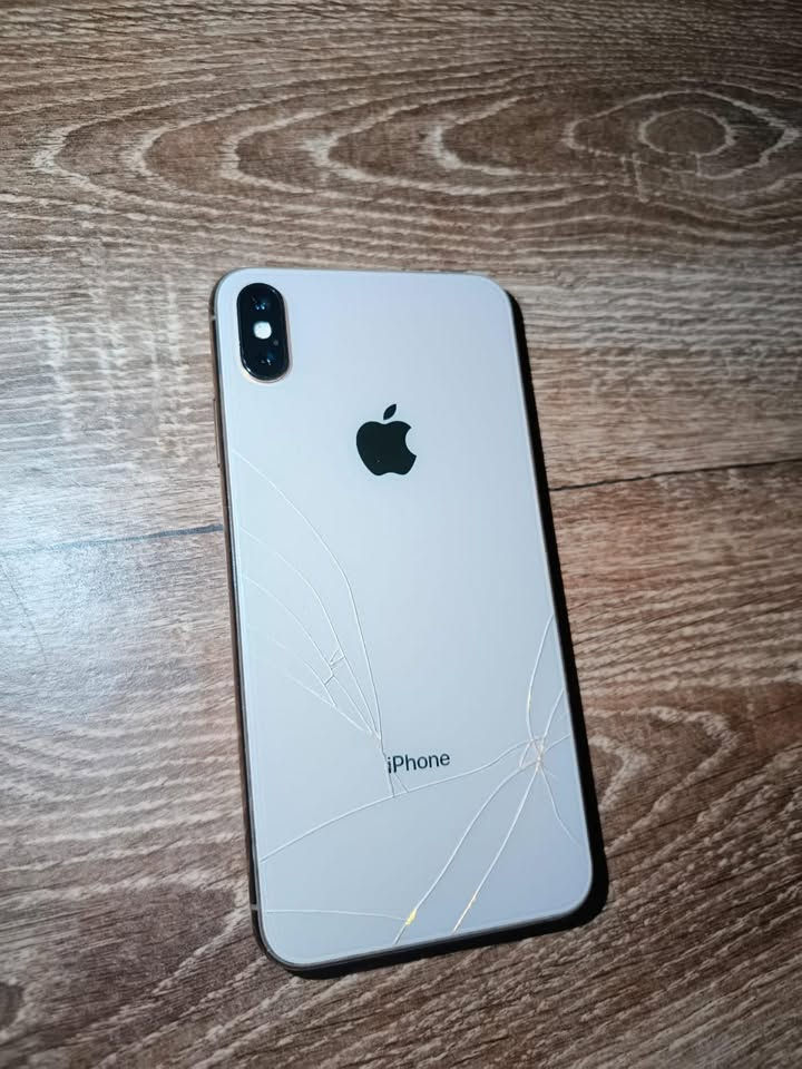 السلام عليكم ايفون 
اكس ماكس ذاكره 256
شاشه مبدله gx اصليه 
وبطاريه مبدله اصليه 
سعر 160 وبي مجال 
***********
متواجد وتساب
