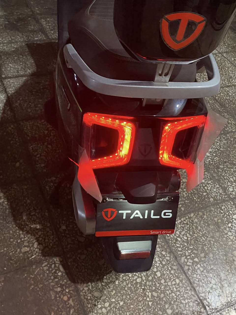 سلام عليكم دراجه شحن نوع تيلجي نفسها شركة ريان الدراجه سرعتها 77 حقيقي و3 سرع وبيها نضام R الرجوع للخلف و اضائه ليد عالي ناصي واشاير الدراجه مصارلها عندي شهرين بعدها جديده مكان الدراجه حي الجامعه السعر 850 وبيها مجال بسيط جدا جدا رقم التواصل ***********
