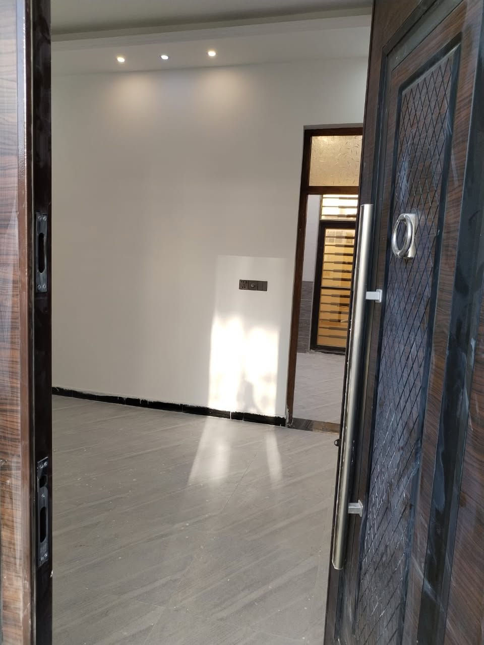 🏡✨ عروض مكتب الطائي العقارية ✨🏡
🔹 دار للبيع – فرصة مميزة 🔹
📍 الموقع: الدورة – مدخل البعيثة�🏘 المجمع: مجمع السلطان الثالث)
📐 المساحة: 50 متر�📏 الواجهة: 5 متر�📏 النزال: 10 متر�🏢 الطابق: طابقين 
✨ المواصفات:�▪️ دار زيرو (غير مسكون)�▪️ بناء حديث�▪️ موقع مميز وقريب من الخدمات�▪️ تنازل شركة�▪️ طابو زراعي – سند 25
💰 السعر: مناسب (قابل للتفاوض)
📞 للاستفسار والحجز:�***********
🔸 مكتب الطائي – ثقة وخبرة في العقار ب🔸
