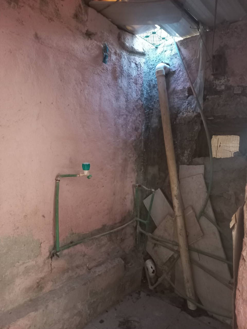 سلام عليكم 
دار للبيع كوفه حي الصدر الثالث ٩٠ متر تقريبا يحتوي علي غرفه وصاله ومطبخ وصحيات داخليه وخارجيه  وباب خلفيه وباب أماميه 
السعر ١٥ وبي مجال 
اتصال فقط ***********
