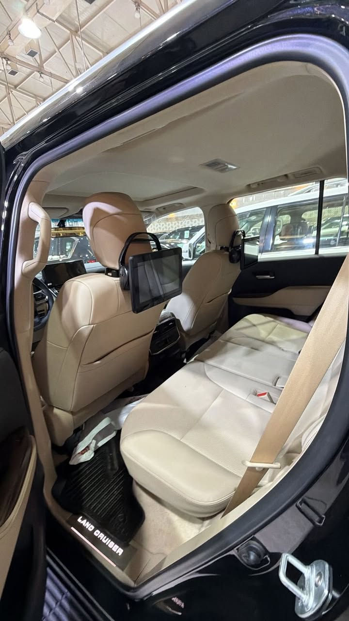 السلام عليكم
تيوتا لاندكروز 2024  GXR 
بريم  (مغلفه بالكامل) 
ماشيه 30 
كفاله عامه السياره 
نضيفه كلش رقم بغداد 
السعر 710 وبيها مجال 
العنوان الكراده 
للاستفسار ***********
