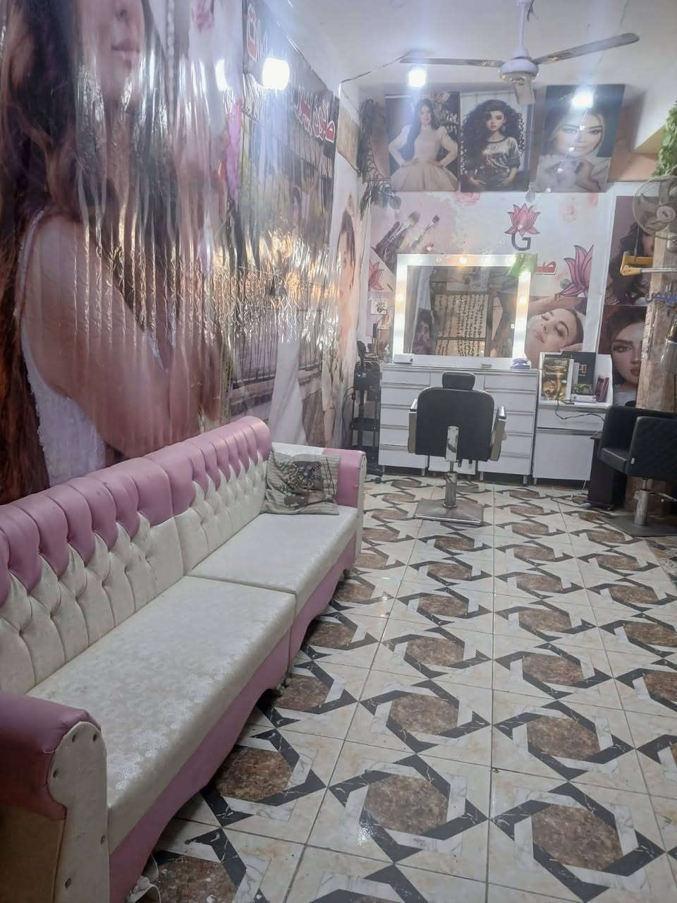 صالون نسائي  للبيع دافعين إيجار سنو
سبب البيع عدم التفرغ  عندي صالون ثاني 
موثث من. كل شي
ميز تركي مرتب 
تخم جلد تركي مرتب 
مغسلة شعر  كبيره
 كرسي حلاقة 2 
عارضة اصباغ
 مواد تجميل مكياج تسريحات 
مروحة سقفية
گدر شمع
هيدروفيشل جهاز تنظيف بشره 
سشوار كاويه. مشط حراري برم ناعم خشن 
جهاز حراري ميش 
 جهاز تاتو مع ملحقاته
  غلاية
 تانكي ماء
 ستول
 يعني متخسر. گشايه   تباشر بالعمل.
اوكسجينات  بلوندر ات اصباغ عارضه  كامله
بوسترات   اعلان الصالون يبقئ مينشال
السعر 5مع الإيجار السنوي 
***********
