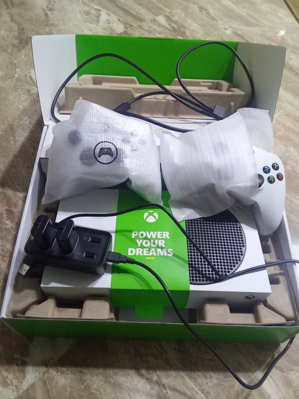 Xbox series s نظيف جدا مع يدات عدد 2 اصلي بلادي مع شهرونص اشتراك باقي بي وبطاريات اليدة ويا شاحنة بطارية
 سعره 430 الف 
***********
مكاني كركوك
