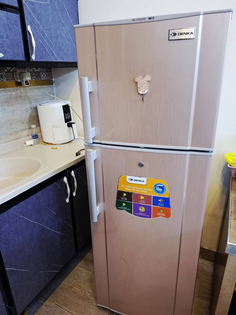 السلام عليكم ثلاجة للبيع دنكا حجم ١٤ قدم نظيفة كلش تبريد ثلج بلادية سعرها ٢٠٠ وبيها مجال وسنك ستيل عرض ١٢٠ نظيف  كلش سعره ١٠٠  مكانهن بغداد الطوبجي *********** واذا اكو ثلاجة جبيرة مراوس وياهن عادي
