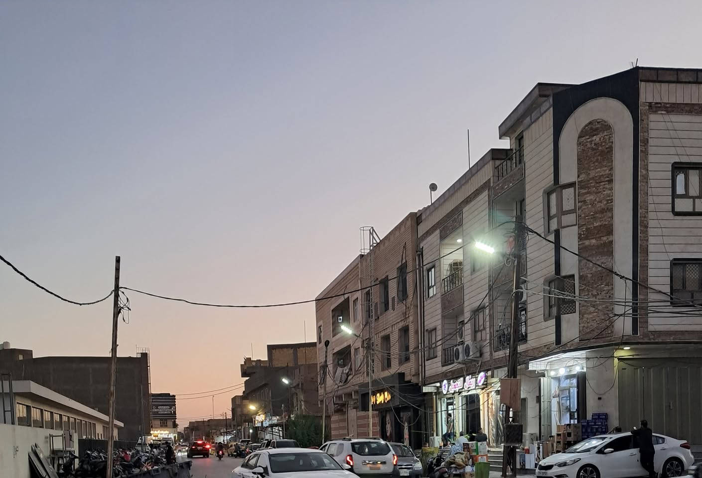 ⭕️  دار للبيع . ال باني    المساحة ٢٠٠م  طابقين 
  الطابق الاول غرفتين صالة إستقبال مطبخ صحيات. 
طابق ثاني نفس التصميم.  منطقة ال باني فرعي  بناء قديم 
يسلم فورا  يصلح للسكن. 
من خلال تعليقكم يصلكم السعر
....   ....  
وللأستفساراكثر يرجى زيارة مكتب عقارات اليزن الكائن في منطقة ال باني مجاور اسواق الكفيل او الاتصال على 
*********** .  *********** 📞
