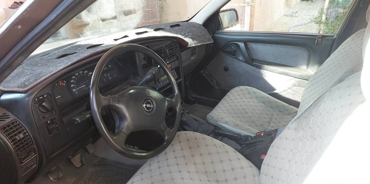 السلام عليكم ورحمة الله 
اوبل أوميكا للبيع 
موديل ١٩٩٢ 
محرك ٢٠٠٠ جديد 
رقم انبار
كهربائيات شغالة
صدرها طوبه
غرفتها جديده
رقمهاا دولي 
تحويل مباشر 
#السعر 34 $ و بيها مجال
للاستفسار 
***********
