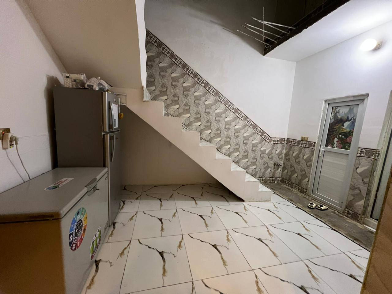 بيت ١٠٠م بناء بلوك كونكريت مسلح بناء حديث يباع مع الاثاث ..طابق واحد غرفه نوم استقبال صاله مطبخ طارمه صحيات ٢داخليه وخارجيه ..فرع ٥متر خدمات مجاري متوفره للباب حي الأمين ١ شارع الحر خلف مجمع همسه للإلكترونيات فرع أسواق اي مارت ..طابو زراعي سند ٢٥ إقرار محكمه من المالك مباشرة  تم تخفيض سعر٦٥مليون قابل للتفاوض بي مجال  للاستفسار مكتب الأوس للعقار ابو سجاد*********** ابو وائل *********** تفاوض مع صاحب البيت مباشر
