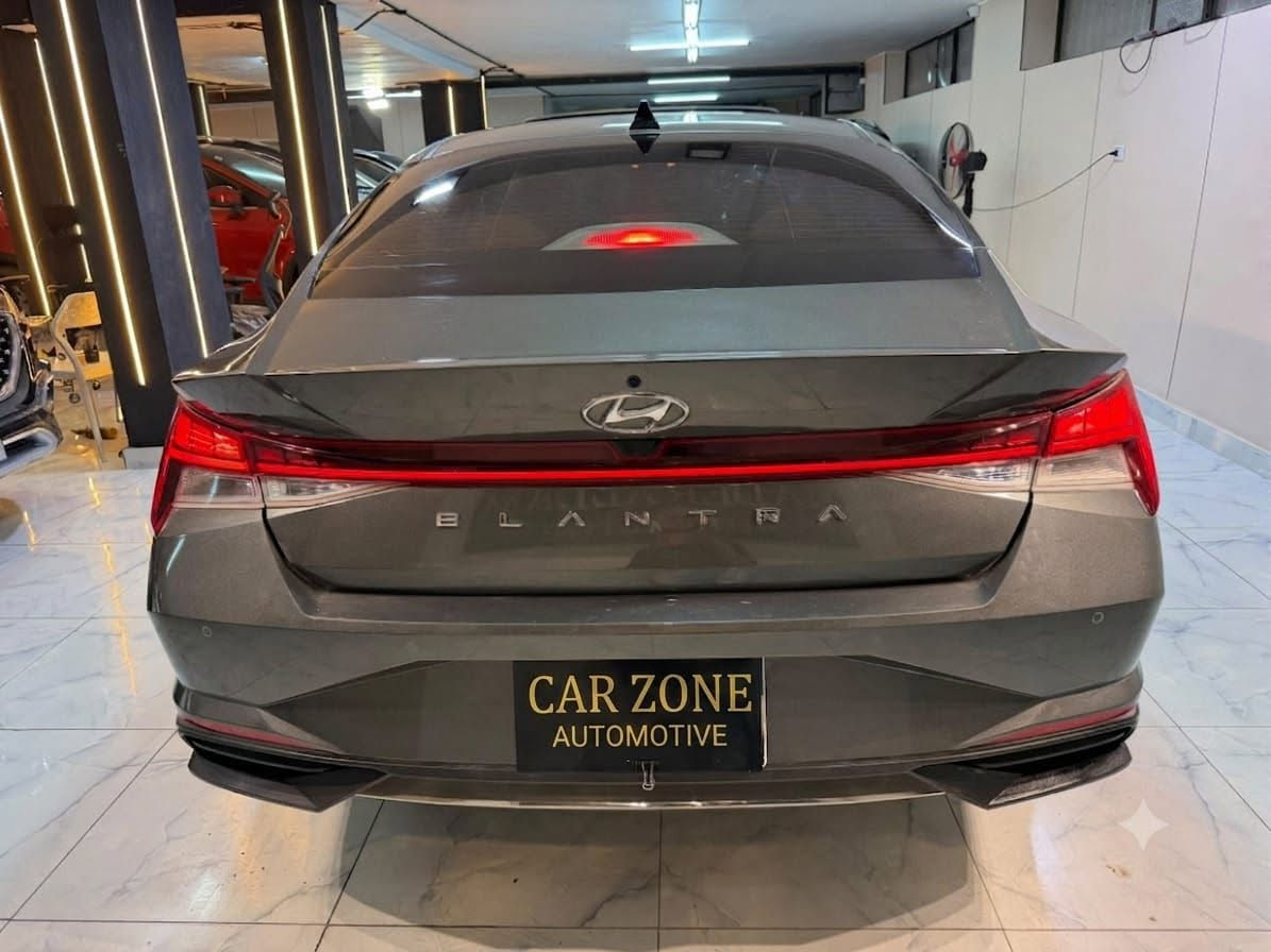 🚘 هيونداي النترا CN7 موديل 2022 الفئة الرابعة 
🚘 Hyundai Elantra CN7 2022 – Smart Plus
 (الفئة الرابعة)
🔹  الموديل 2022 الفئة الرابعة 
🔹 الموتور : 1600CC تنفس طبيعي 4 سلندر
🔹 الفتيس : اوتوماتيك من 6 سرعات
🔹 العداد: 34,000 كم
🔹 الحالة: فبريكا بالكامل
🔹 الصيانات: توكيل
🔹 نسخة الوكيل

✨ الكماليات:
✅ شاشة 8 بوصة Touch Screen
✅ Apple CarPlay & Android Auto
✅ كاميرا خلفية
✅ حساسات ركن خلفية
✅ جنوط سبور 16 بوصة
✅ تكييف أوتوماتيك
✅ مثبت سرعة
✅ مرايات كهرباء ضم
✅ عجلة قيادة Multifunction
✅ TPMS (مراقبة ضغط الإطارات)
✅ ABS – EBD – ESP
✅  وسائد هوائية

💡 ليه تختار Hyundai Elantra CN7؟
تصميم عصري، اعتمادية هيونداي، راحة في القيادة، مع صيانات توكيل وحالة فبريكا بالكامل.

✨ متاح كاش – قسط – استبدال 🔄
🎥 متاح فيديو معاينة للمصداقية

📍 العنوان: التجمع الخامس 
🕑 مواعيد العمل: من 11 ص لـ11 م

📞 للتواصل:01055629718


**إذا كنت صاحب هذا الإعلان وتريد حذفه لأي سبب، رجاءا أرسل رسالة إلى الدعم الفني**