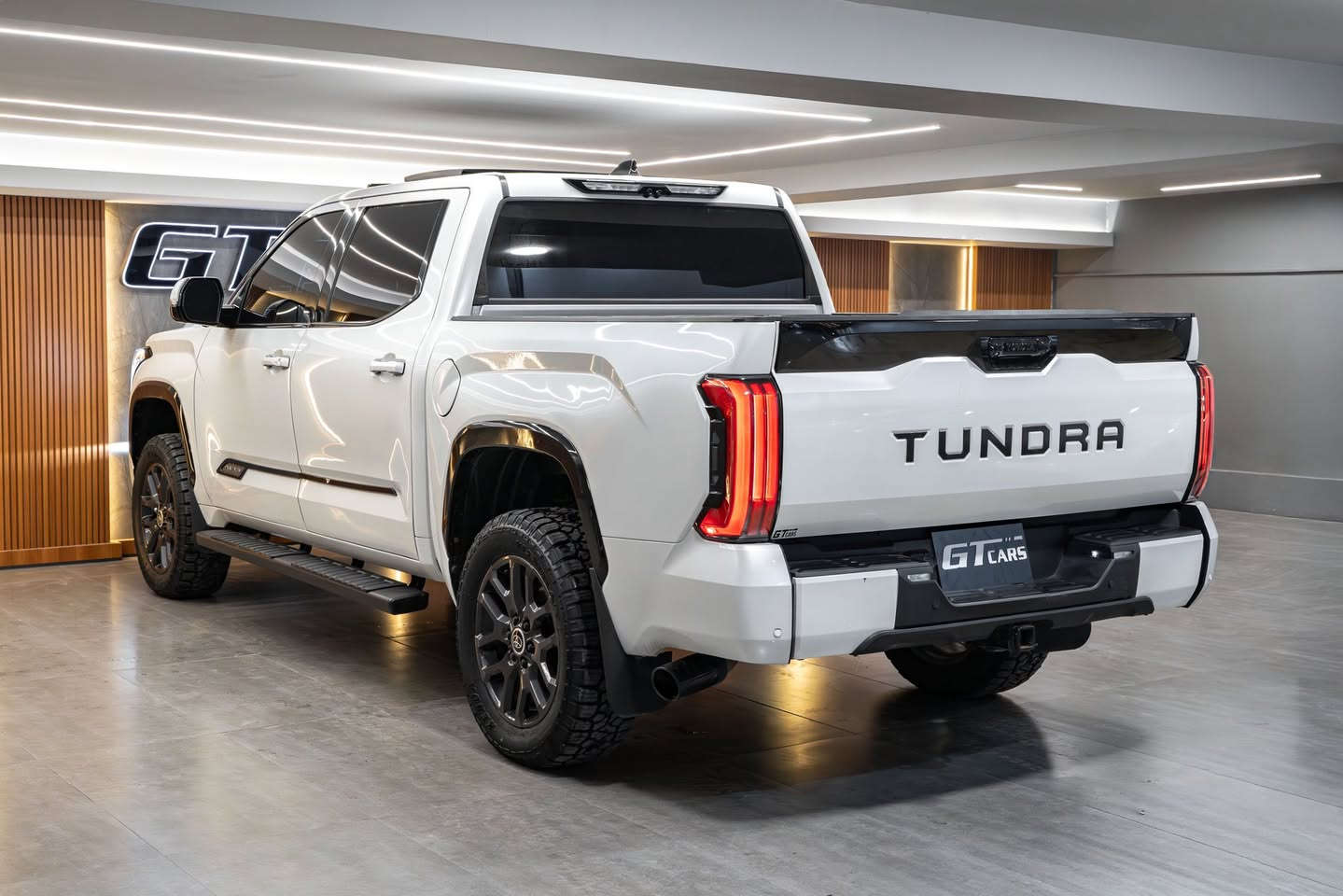 وصل تويوتا تندرا بلاتينيوم هايبرد جديدة 
موديل:2023
ماشية 35.000 ميل
تويوتا تندرا بلاتينيوم هايبرد 2023 بدون دفع رباعي (دفع خلفي 4x2) تأتي بمحرك V6 مزدوج
لتيربو i-FORCE MAX هايبرد بقوة 437
حصان وعزم دوران 790 نيوتن/متر، مع ناقل حركة أوتوماتيكي 10 سرعات، وشاشة لمس كبيرة
14 بوصة، ومقاعد جلدية مدفأة ومبردة، سقف
بانورامي، أنظمة أمان متقدمة، ونظام صوت JBL،
وتوفر قدرات سحب ممتازة رغم عدم وجود دفع رباعي، وتتميز بكفاءة وقود أفضل من النسخ التقليدية مع خزان وقود كبير.
المحرك: محرك V6 سعة 3.5 لتر مزدوج التيربو مع نظام هايبرد FORCE MAX-أ.
سيارة فول مواصفات
كوشنات كهربائية +خزن+تدفية+تبريد
ستيرن تدفية
كوشن خلفي تبريد+تدفية
سيارة بانوراما 
فتل كاميرات 
فتل حساسات+رادارات
لايد LED
مود سيارة ECO+SPORT+NORMAL
الشاشه كبيرة واحدة
معرض: GTcars
الدولة: كوردستان عيراق
المدينة: دهوك
المزيد من المعلومات
سعر44.000$.          
📞***********
***********
