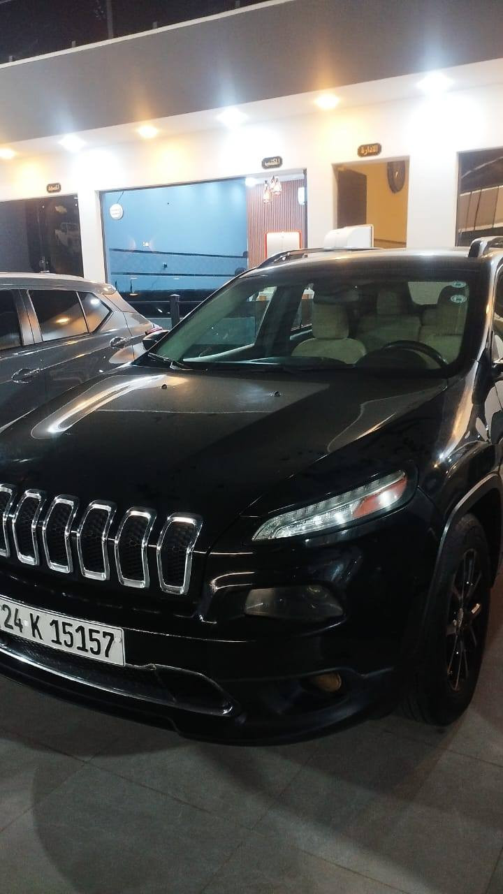 سلام عليكم جيب شيروكي بزون 2017 سنويه 29 تنتهي السياره حيل حيل نظيفه محرك جير شرط بيها ثلاث قطع بدون دواخل سرقه مكان الموصل تريد تحويل تريد وكاله سعرها 115 وبيها مجال *********** هذا الرقم بها واتساب
