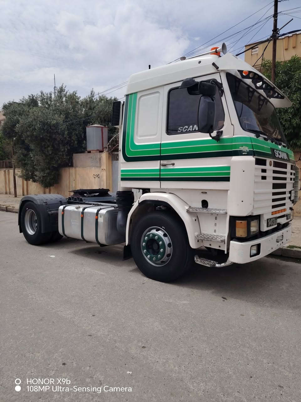 للبيع اسكانيه 143 طخم تايات  مثبته بودي ذات جوانب متحركه شرط التحويل 
رقم الهاتف ***********
