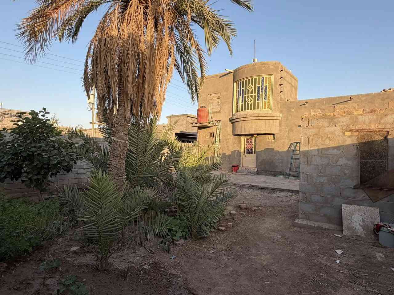 بيت للبيع مساحه 250 والحديقه 200
تفاصيل البيت مكون من غرفتين هولين مطبخ تركي 
العنوان الشهبان مقابل المشروع للاستفسار ***********
