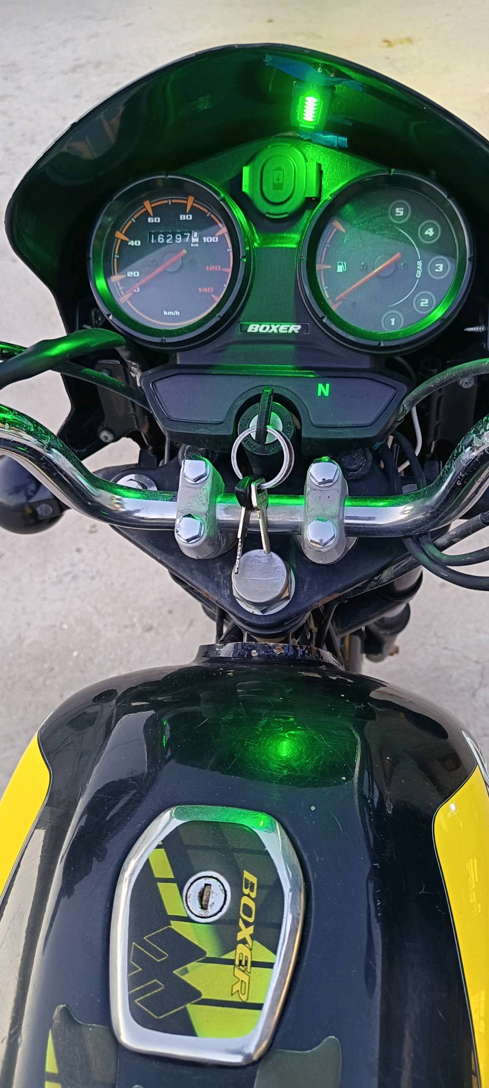 بوكسر موديل 22 محرك نضيف ما مفتوح 
اوارق موجوده وكامله هندر نكره وحده 
سلف نكره وحده دراجه ما مشتغله دلفري 
السعر 1350  للاستفسار ***********
العنوان بغداد النهروان