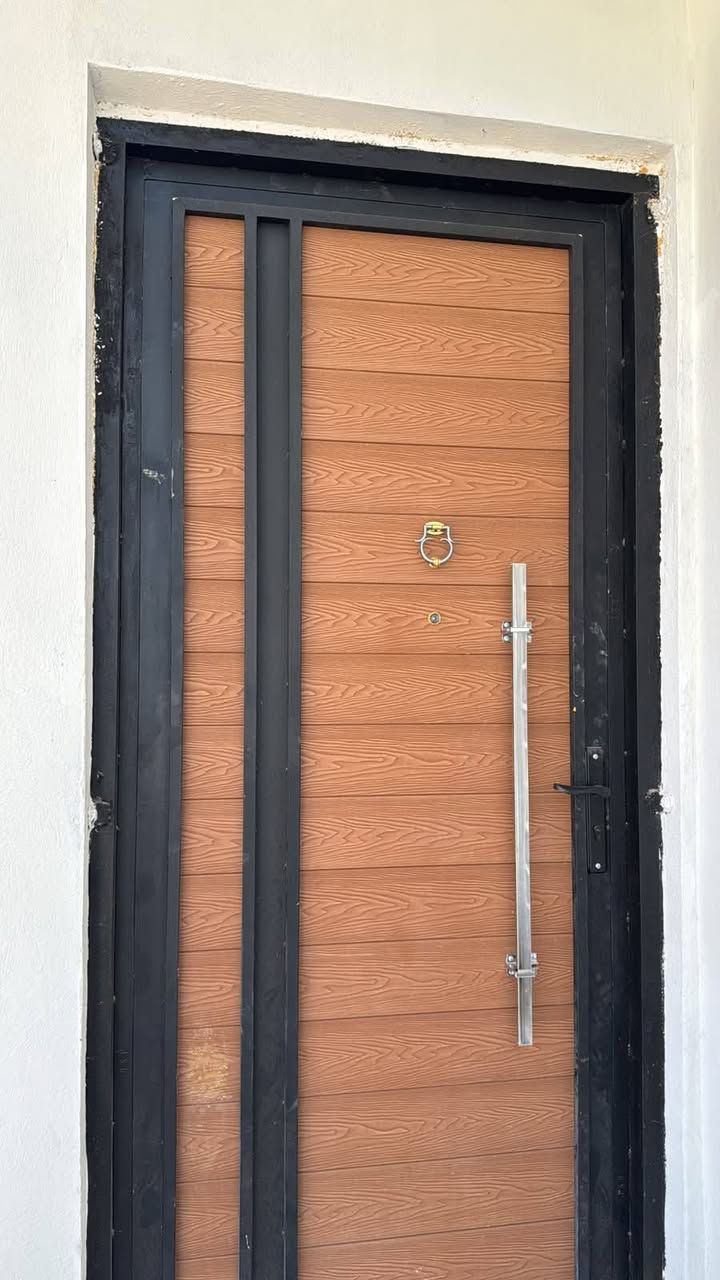 بيت طابقين جديد البناء
للبيع – بيت سكني مميز

📍 العنوان: الهاشمية السياحي – المزيدية

🔹 بيت طابقين🔹 المساحة: 275 متر مربع🔹 4 غرف نوم🔹 استقبال واسع🔹 كليدور🔹 مطبخ سيراميك🔹 أرضية بورسلين🔹 بلكونة🔹 3 حمامات🔹 مناور عدد (2)🔹 طارمة كبيرة🔹 حديقة

📞 للاستفسار والاتصال مباشرة بصاحب الدار:***********

📢 مكلف للنشر
