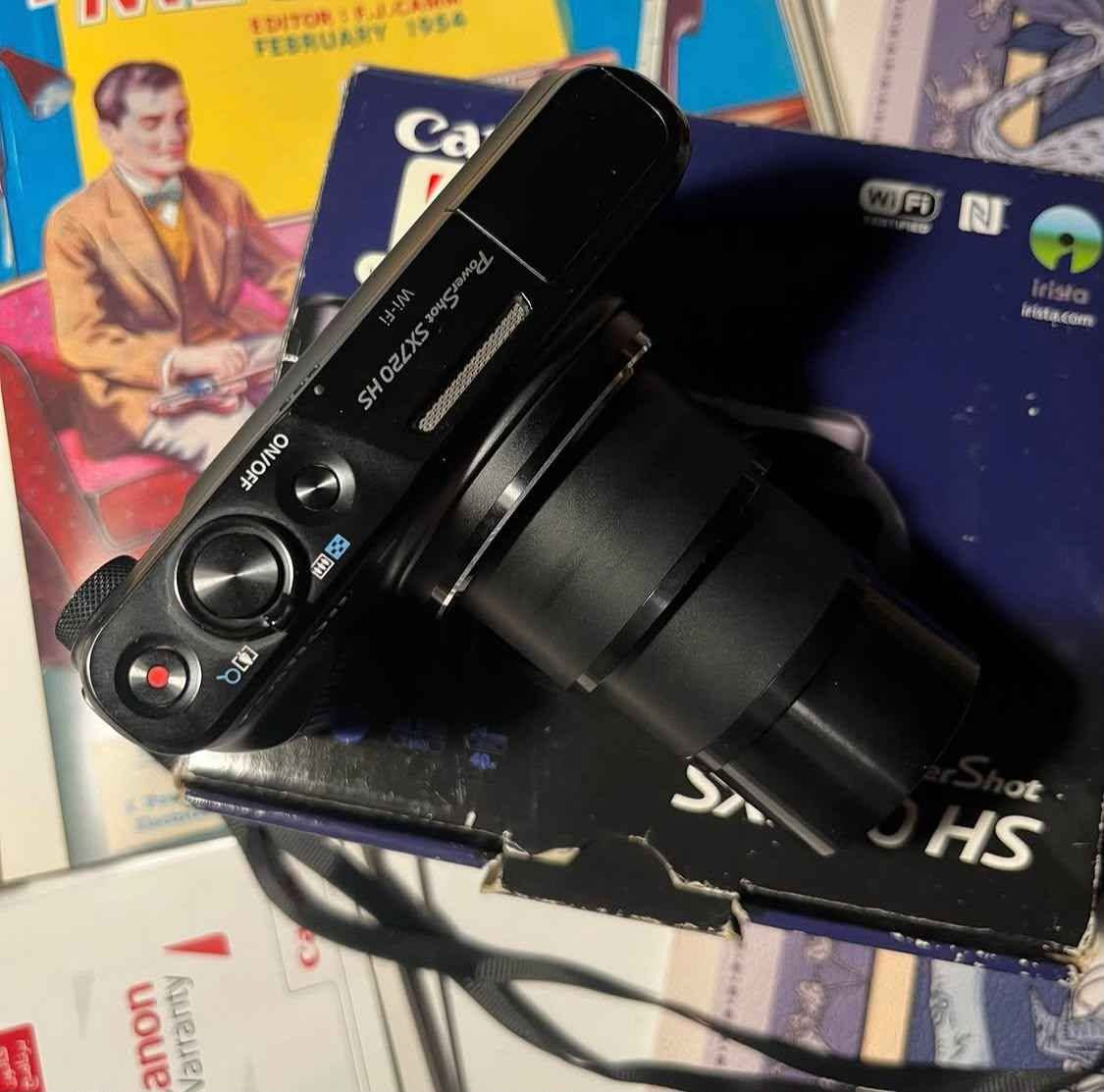 كامره كانون sx720 دقة التصوير: مستشعر CMOS بحجم 1/2.3 بوصة وبدقة 20.3 ميجابكسل.
 معالج الصور: معالج DIGIC 6 فائق السرعة لضمان أداء قوي وألوان واقعية.
 قدرة التقريب (الزوم): عدسة تقريب مذهلة تصل إلى 40x (ما يعادل 24-960 مم في عدسات 35 مم) لتصوير أدق التفاصيل عن بُعد.
 الشاشة: شاشة LCD بمقاس 3.0 بوصة وبدقة 922 ألف نقطة لرؤية واضحة وزوايا رؤية ممتازة.
 تصوير الفيديو: تسجيل فيديو عالي الدقة Full HD 1080p بسرعة 60 إطاراً في الثانية للحصول على لقطات ناعمة ومحترفة.
 ثبات الصورة: نظام تثبيت ذكي (Intelligent IS) لمقاومة اهتزاز اليد وضمان صور حادة وفيديوهات ثابتة.
 الاتصال الذكي: واي فاي (Wi-Fi) مدمج مع تقنية NFC لمشاركة الصور ونقلها لهاتفك بلمسة واحدة.
 الحساسية والسرعة: حساسية ضوء تصل إلى ISO 3200، مع سرعة تصوير متتابع تصل إلى 5.9 إطار في الثانية لالتقاط اللحظات السريعة.
 مساعد التقريب (Zoom Framing Assist): ميزة ذكية تساعدك على تتبع الأجسام والمحافظة عليها داخل الكادر أثناء استخدام الزوم العالي.
 وضع الإبداع الفني: ميزة Story Highlights لتلخيص لقطاتك في فيديو مميز، ووضع Creative Shot لإضافة تأثيرات فنية وتلقائية على صورك.

السعر 500.000
للاتصال على الرقم
*********** حلة, بابل
