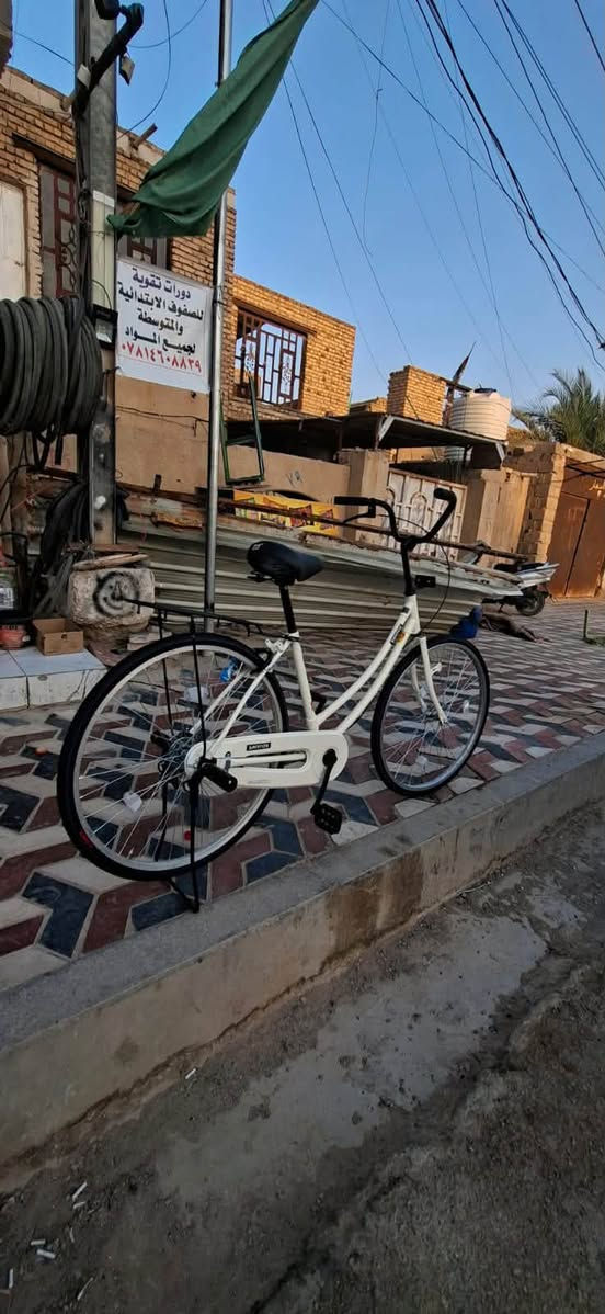 للبيع مديل 17 نضيف بشكل مو طبيعي احله من الصوره تجي وتشوف مكاني شطره***********السعر130وبي مجال
