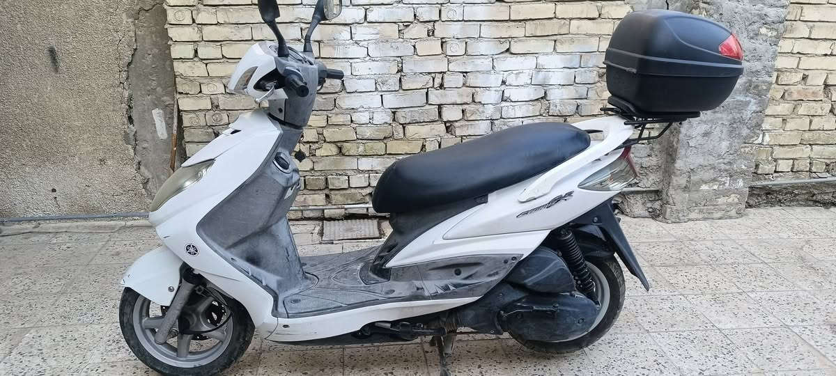 سكنس فحل ياباني حديث خطين 140 الدراجة مداريها كلش بحيث الله شاهد كل شهر ابدل دهن وبانزين بس محسن واني موضف جنت اروح واجي بيها من الزعفرانية للكرادة يعني مامتعبها وصار 3 اشهر اشتريت سيارة وهملتها ولا طالع بيها الدراجة جاهزة فقط تحتاج دبلات امامي سعرها 900 وبيها مجال للخوش ولد 
*********** مكاني بغداد
