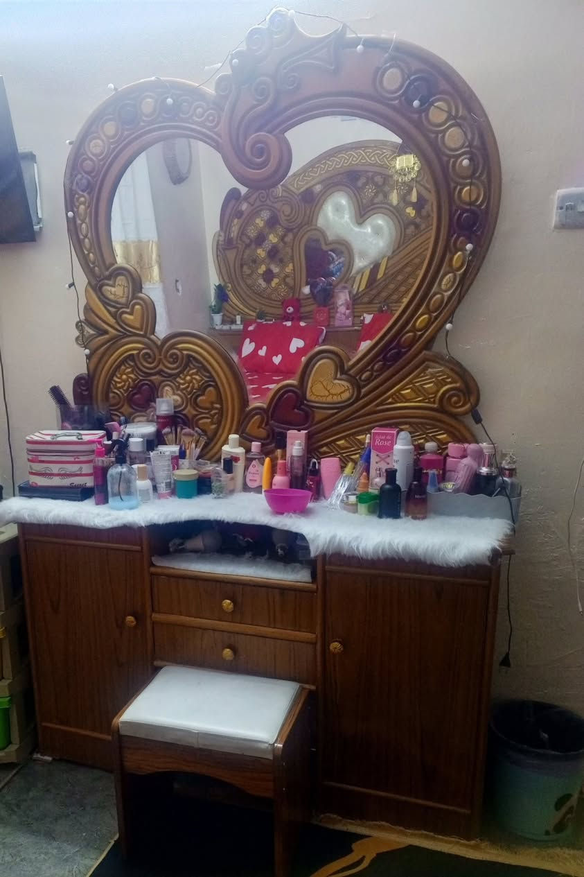 السلام عليكم غرفه للبيع السعر 650مع دوشك بدون دوشك ب600العنوان بغداد حي جهاد رقم ***********
