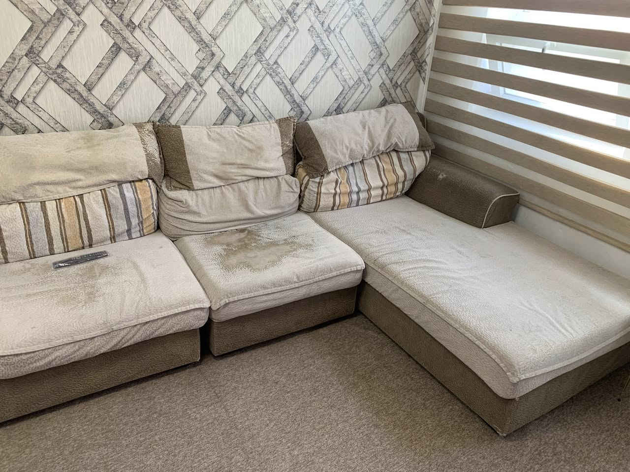 كورنر سعر جداااا مناسب  الخشب والاسفنج  ماتنة وقوة ومابيهن شي بس دوشمة تعبانة وكل قطعه سحاب يعني ينفتحن او يتخيط اله غيرة سعره 120 بي مجال. وهذا رقم للاتصال.   ***********
