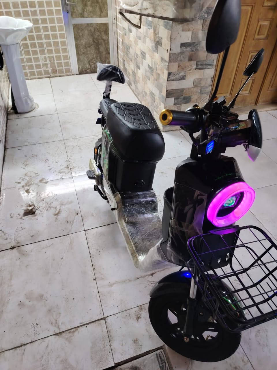 سلام عليكم دراجة شحن نوع ار 9 ولي 5بطاريات 32انبير مديل 2026 جديدة اخذتهة 2025/12 نضيفة و وياها وصل مال شراء رايدهة 450 الف و بيهة مجال رقم ***********
