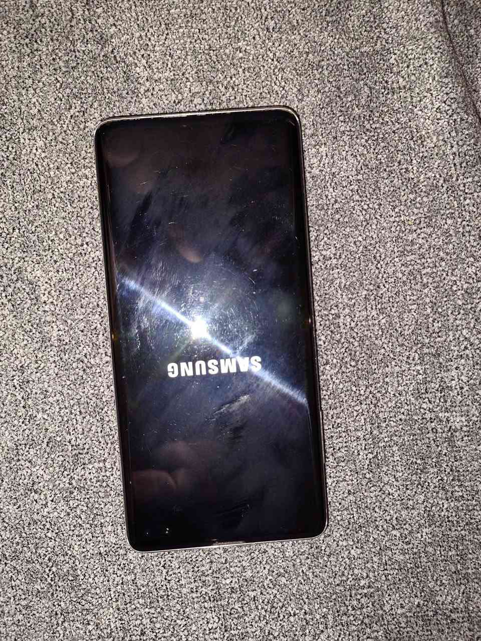 موبايل سامسونگ s10 plus ذاكرة ١٢٨ نظيف مابي تصليح ظهرة بي فطر قليل ويا كارتونه وشاحنة للبيع ب٣٠٠ للتواصل *********** واتساب او اتصال

