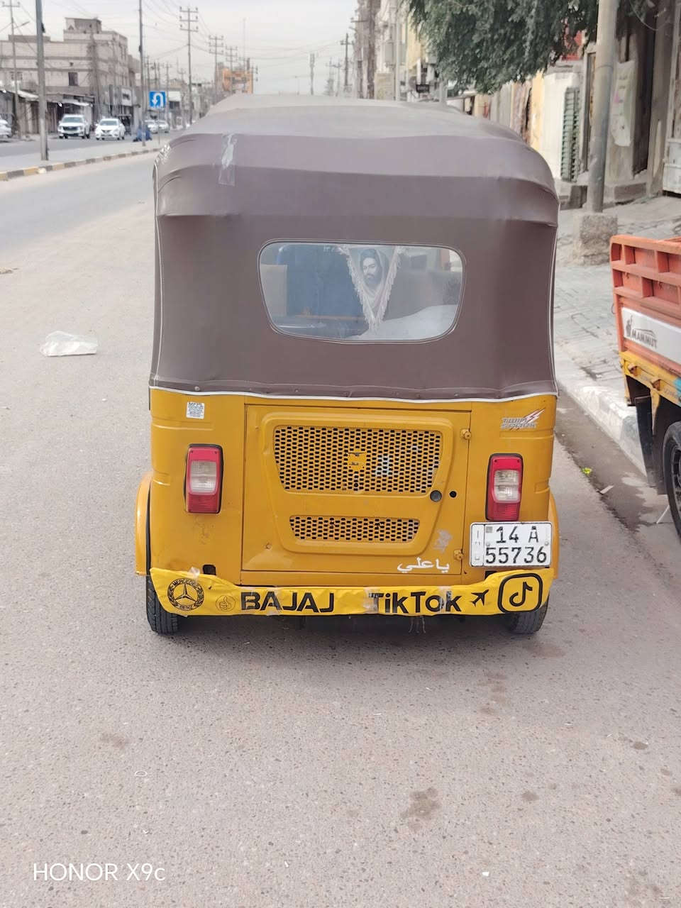 سلا م عليكم تكتك باجاج  واحد وعشرين طالعه بل ثنين وعشرين تكتك نضيفه معنه كلمه محرك مفتوح  وبيه ضربه بل صفحه ومعمره وبيه لقد بيع كوم حديد  السعر 7 مليون بيه مجال حك جيه رقم *********** متواجد وتساب
