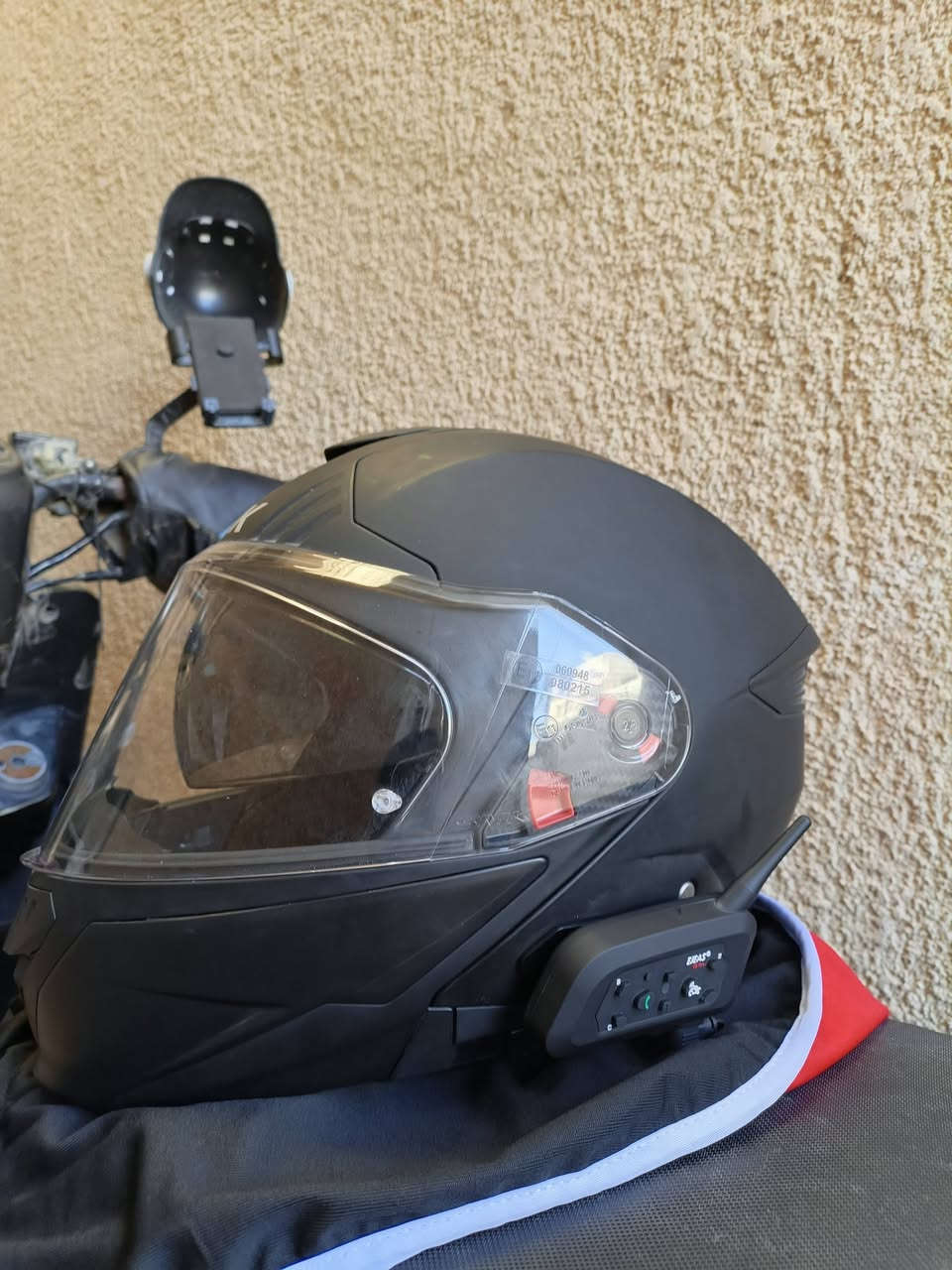 سلام عليكم خوذه مع سماعات بلوتوث 
استخدام قليل مرتين فقط 
الخوذه صارت علي ب85 
والسماعات صارت علي ب45.من امازون يعني صوت وشحن كلش تجربه راقيه 
احسبهن ثنيهن ب100
رقم ***********
