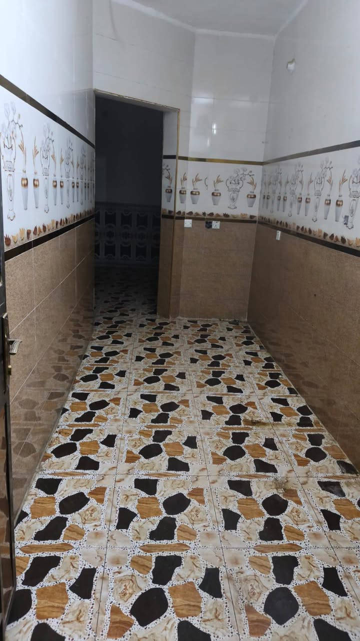 يوجد مشتمل طابق ثاني لايجار متكون من غرفه وصاله ومطبخ وصحيات مكانه حي التأميم ورا اسواق يثرب قرب مولد محمود عبد الرشيد لاستفسار ***********
