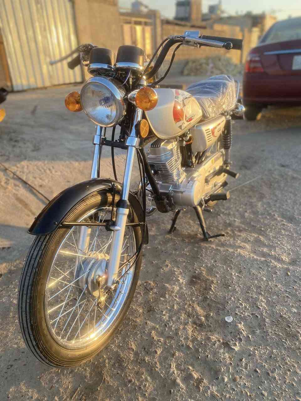 سلام عليكم دراجه نامه اصلي صارلها شهرين معمره تعمير اصلي جاهزه ماعوزها كلشي وبرغي مامفتوح بيها مكفوله وراق ٧ بيها سكنر مكاني العماره مغربه سعر ٨٥٠ وبيها مجال للشراي تصال ***********
