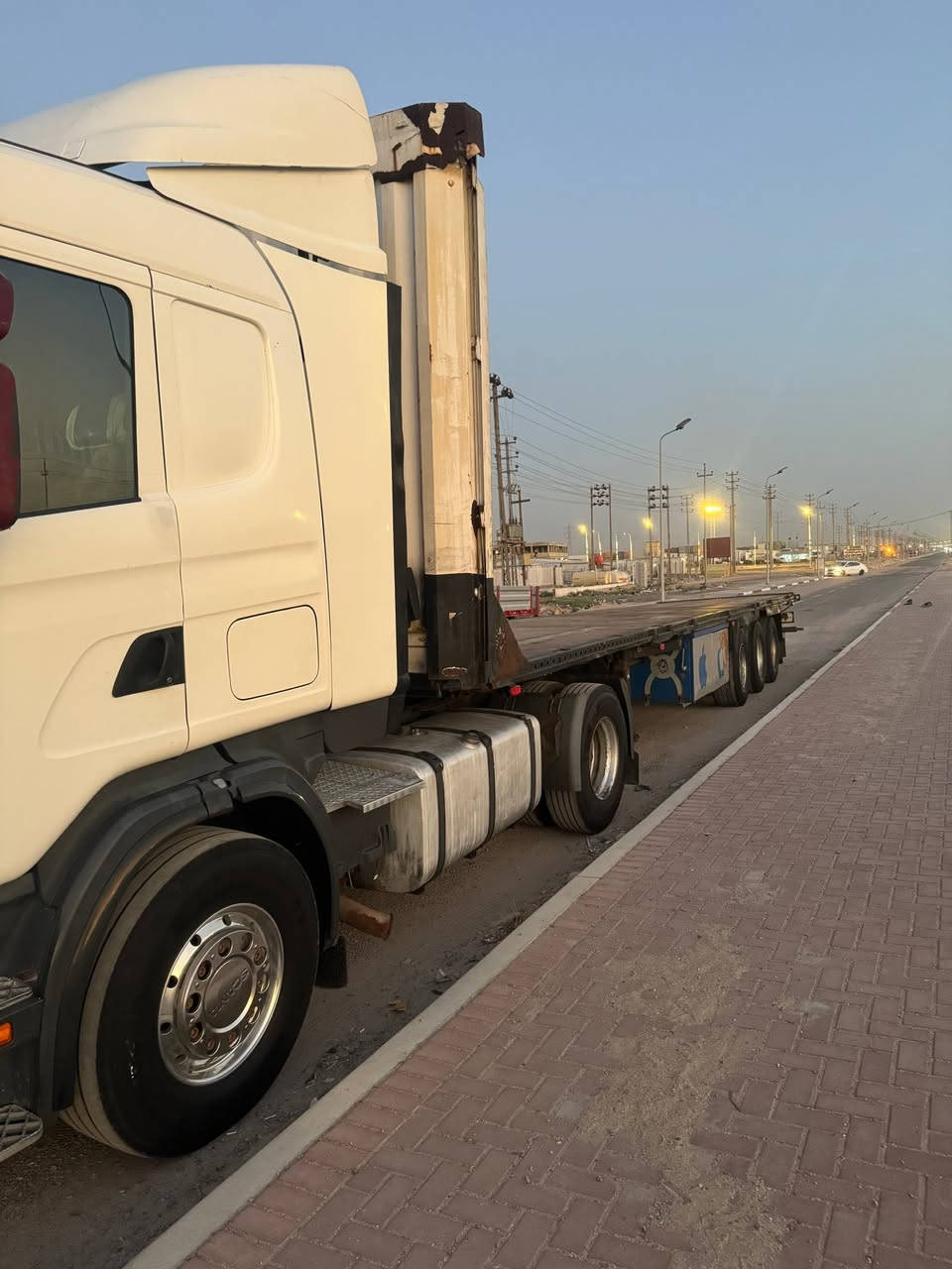 سلام عليكم
سكانيا 2003 
كير 3 ب 3
مكينه 420 
انجكتر
رتايدر 
تبريد شغال 
عربانه كرونا 
تاير نص عمر 
سياره مرتبه جاهزه للعمل 
تحويل ثاني يوم 
سنويه 2029 

صاحب السياره 
***********
